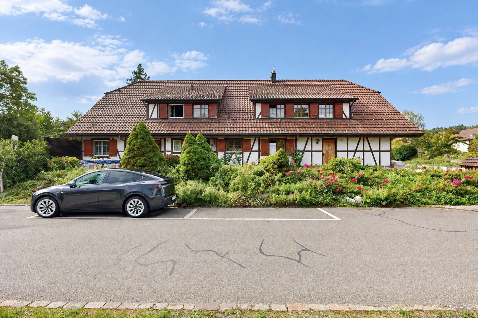 außenansicht mit dachgaube, ziegeldach, day time, und parkplatz