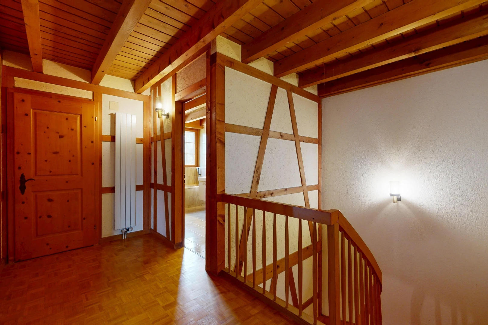 halle / korridor mit treppen, beamed ceiling, balkendecke, obergeschoss-podest, und wood ceiling