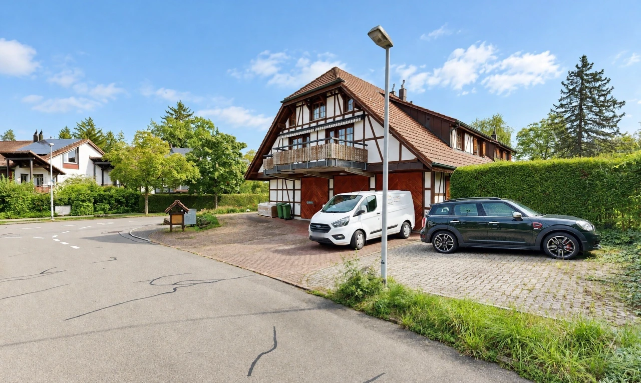 außenansicht mit straßenlaternen, day time, und property visible