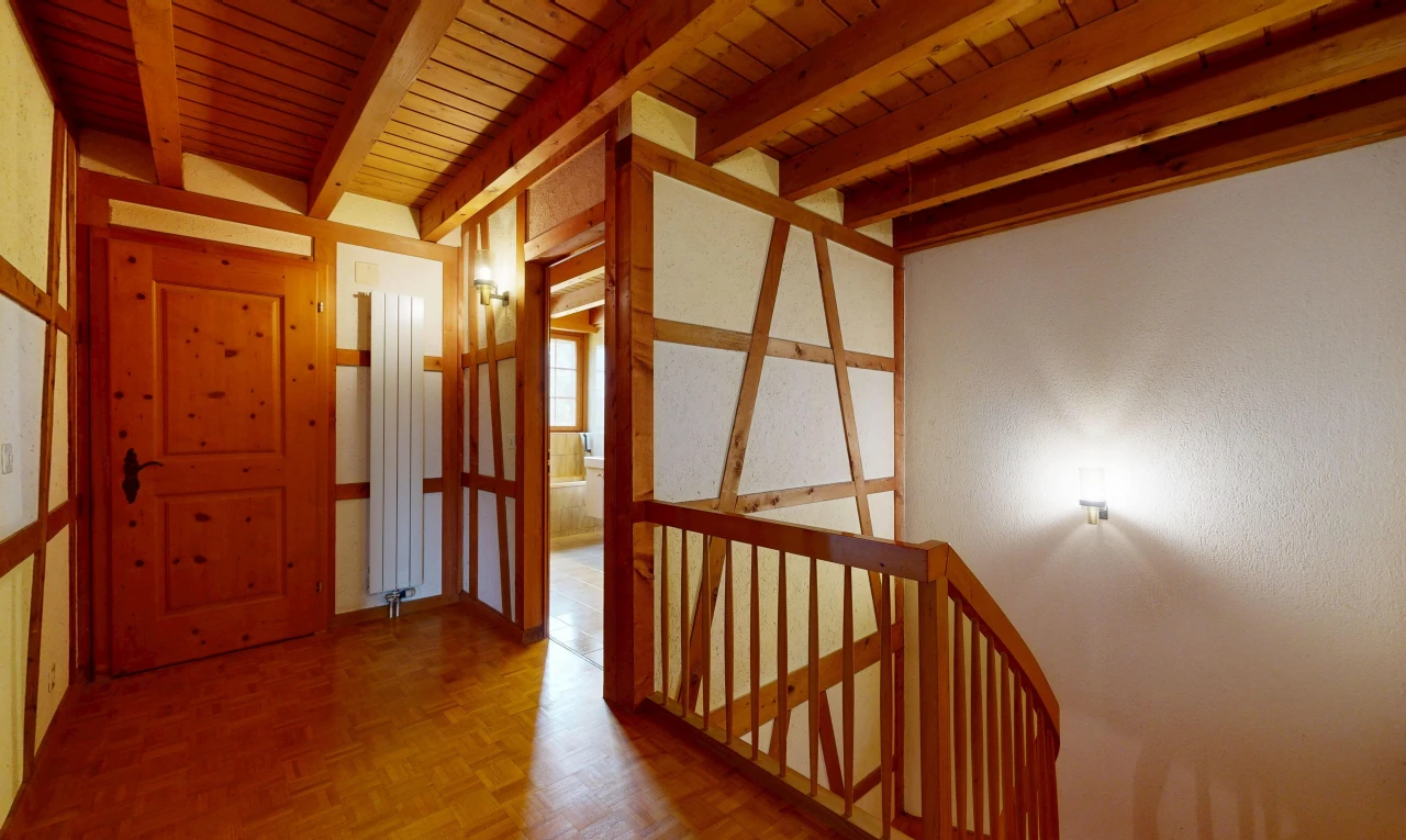halle / korridor mit treppen, beamed ceiling, balkendecke, obergeschoss-podest, und wood ceiling
