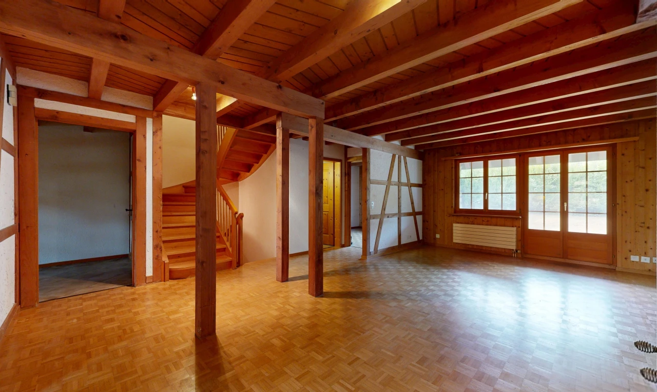 leerer raum mit treppen, beamed ceiling, balkendecke, parquet floor, und wood finish floor