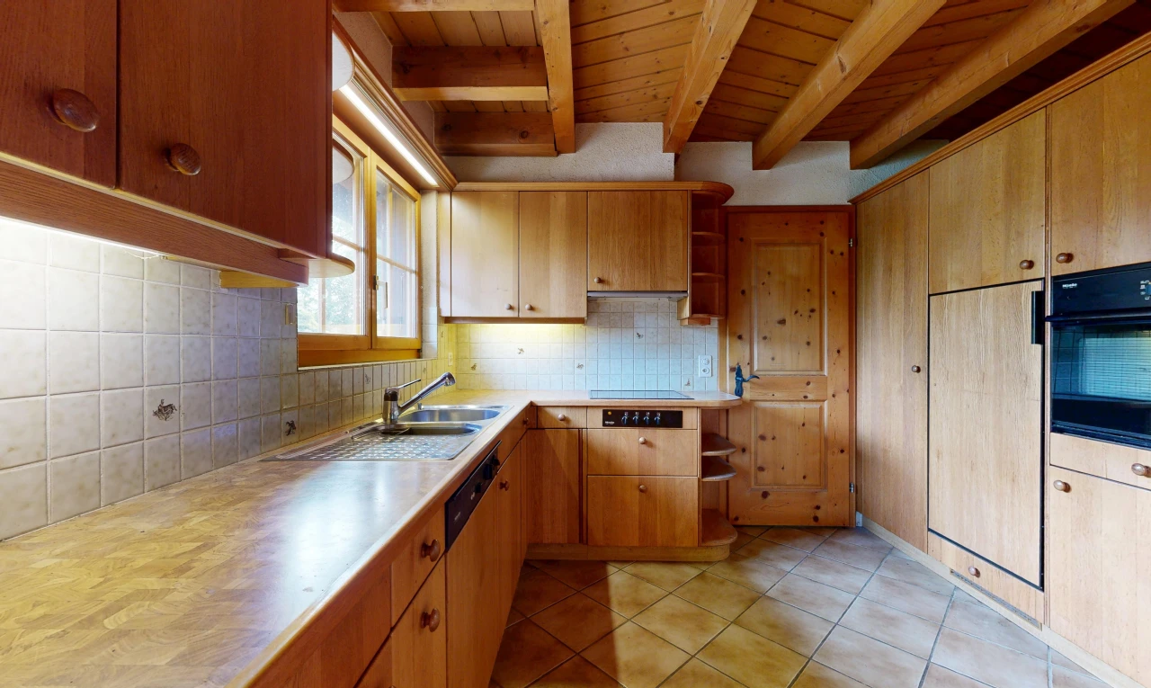 küche mit open shelves, offene regale, light countertops, arbeitsplatten, und light floor