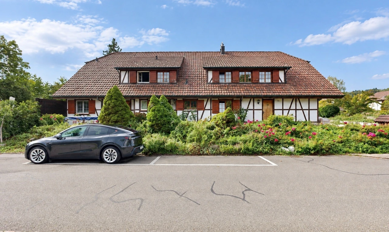 außenansicht mit dachgaube, ziegeldach, day time, und parkplatz