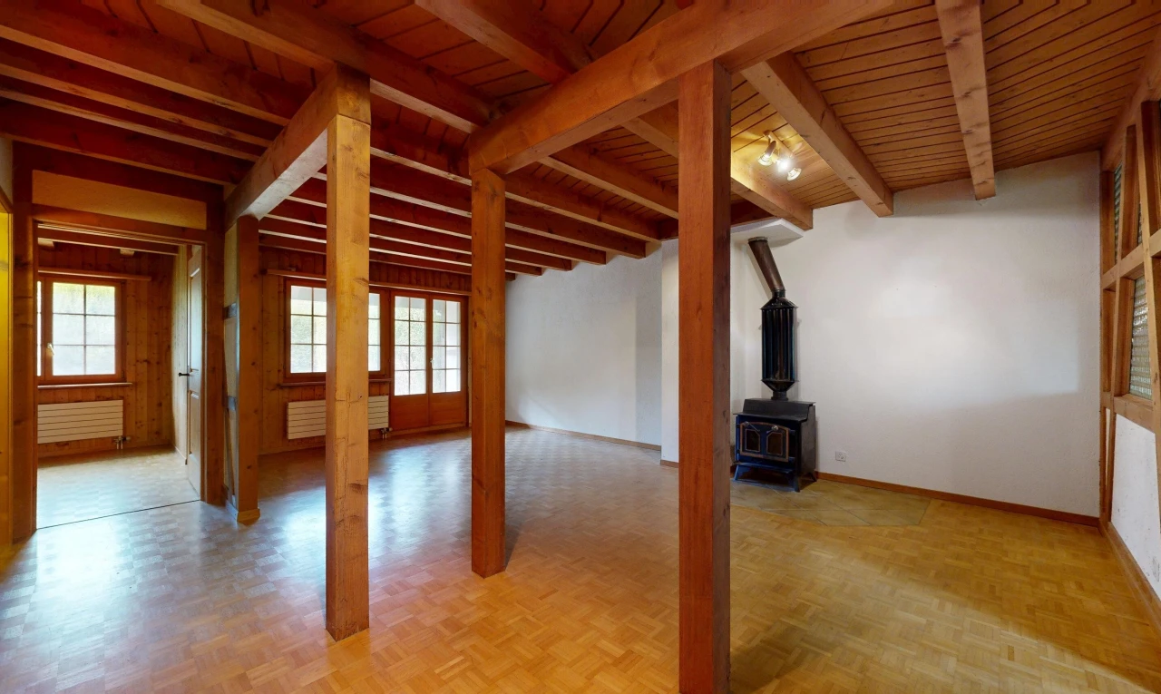leerer raum mit holzofen, holzfußboden, wood finish floor, balkendecke, und beamed ceiling