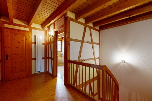 halle / korridor mit treppen, beamed ceiling, balkendecke, obergeschoss-podest, und wood ceiling