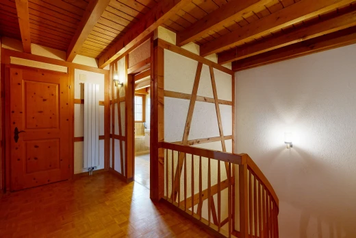 halle / korridor mit treppen, beamed ceiling, balkendecke, obergeschoss-podest, und wood ceiling