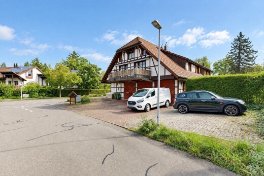 außenansicht mit straßenlaternen, day time, und property visible