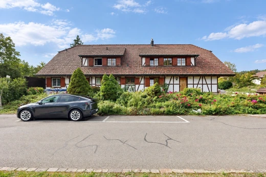 außenansicht mit dachgaube, ziegeldach, day time, und parkplatz