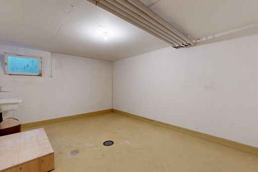 leerer raum mit concrete floor, betonboden, keller, natürliches licht, und inside property