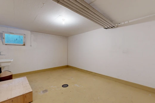 leerer raum mit concrete floor, betonboden, keller, natürliches licht, und inside property