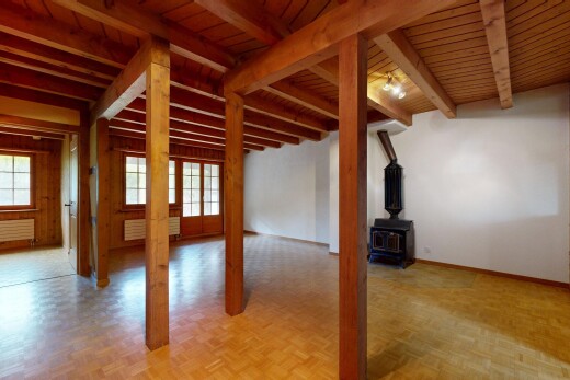 leerer raum mit holzofen, holzfußboden, wood finish floor, balkendecke, und beamed ceiling