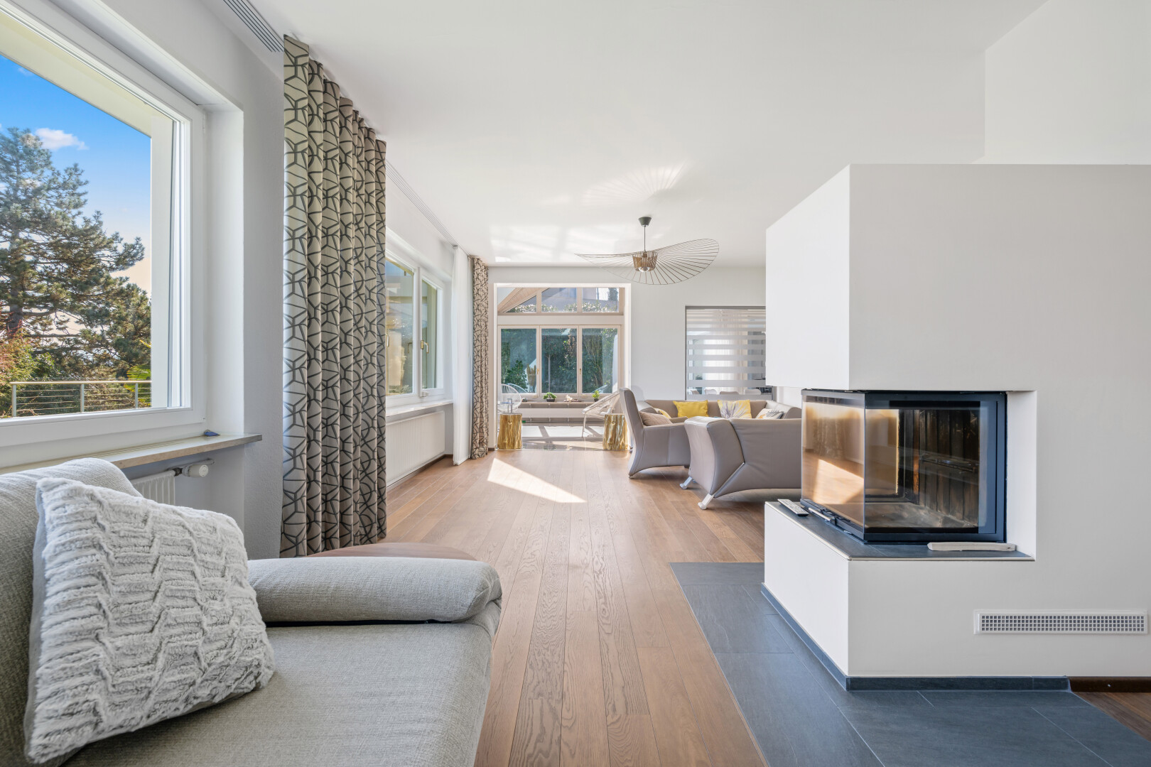 wohnzimmer mit drywall, gipskartonwand, inside property, wood finish floor, und holzfußboden