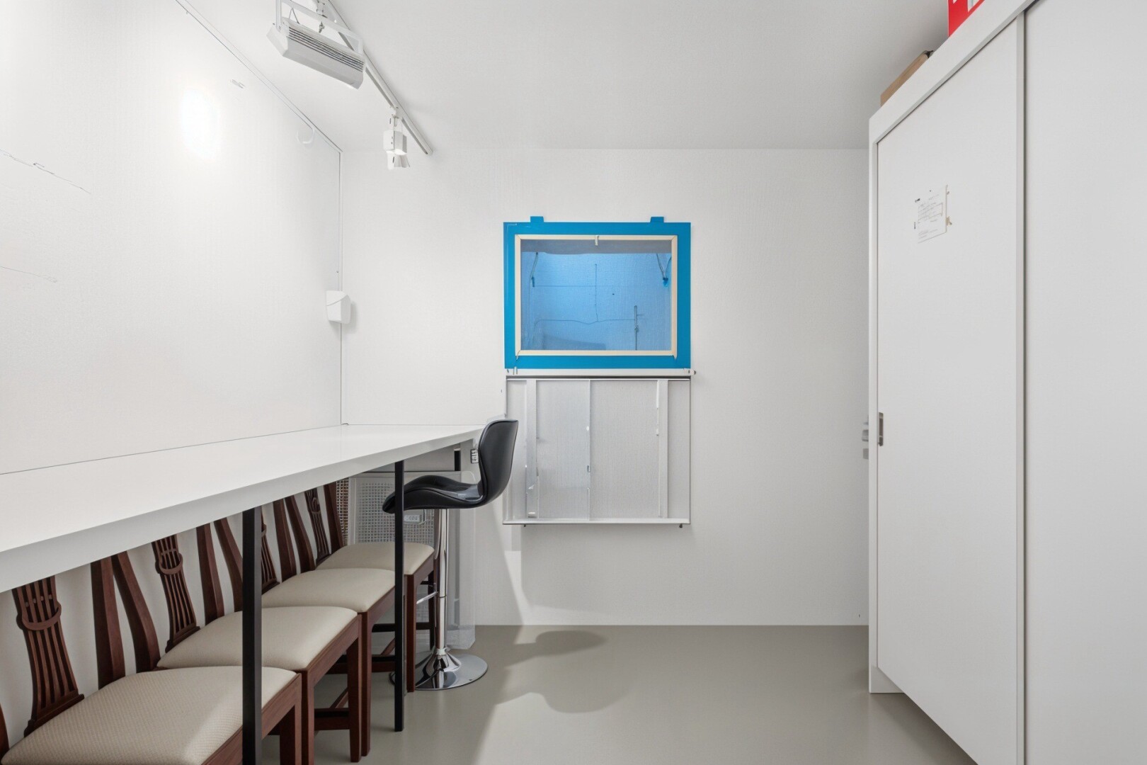 büro mit concrete floor, betonboden, drywall, gipskartonwand, und finished concrete floor