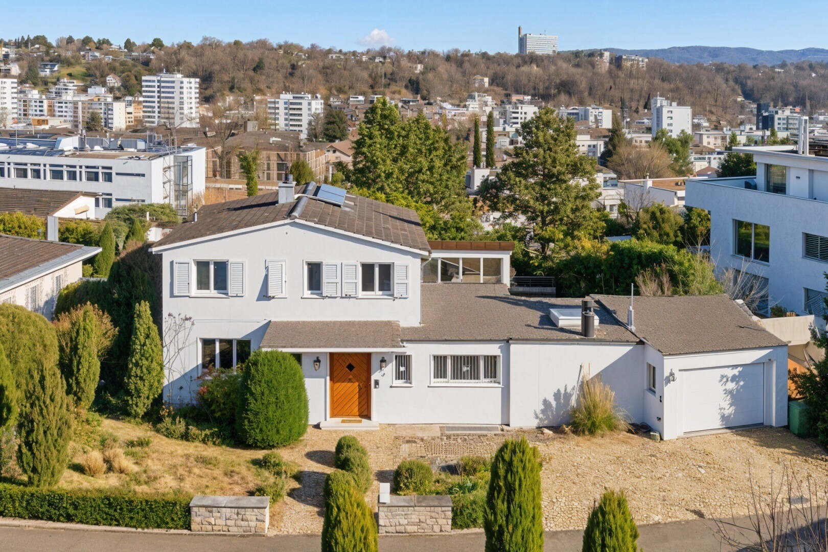 außenansicht mit day time, garage angeschlossen, solaranlage, und property visible