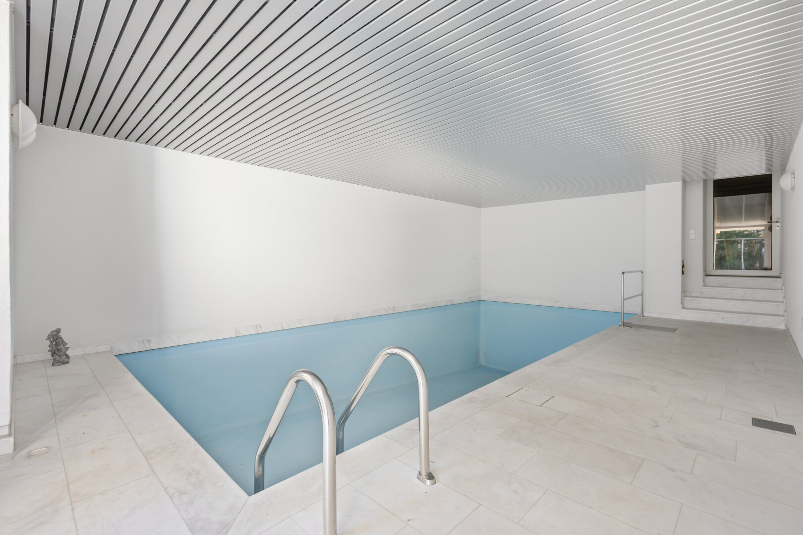 schwimmbad mit inside property