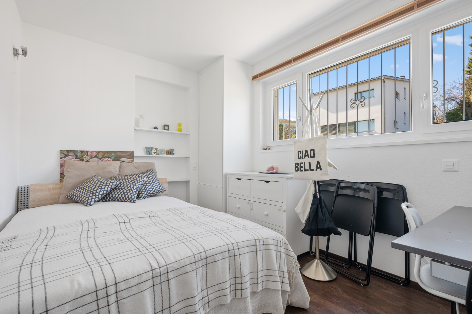 zimmer / schlafzimmer mit inside property, wood finish floor, holzfußboden, drywall, und gipskartonwand