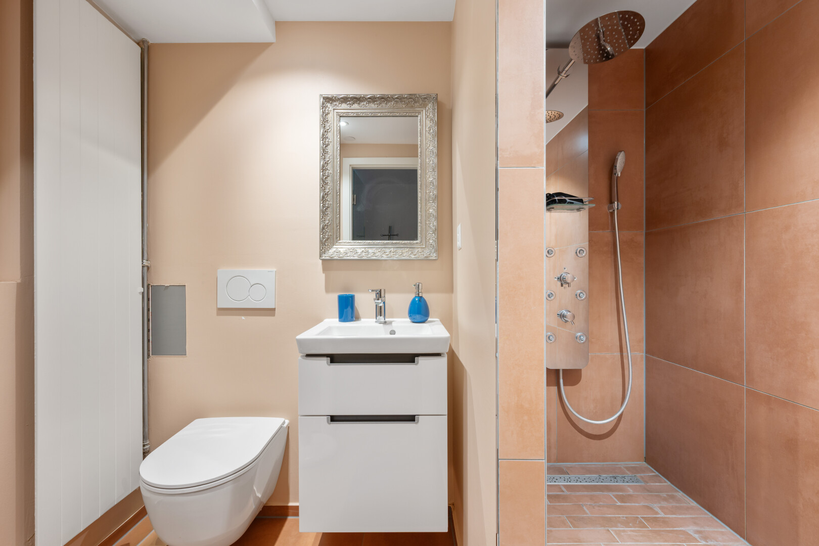 bad mit schminktisch, inside property, dusche, spiegel, und drywall