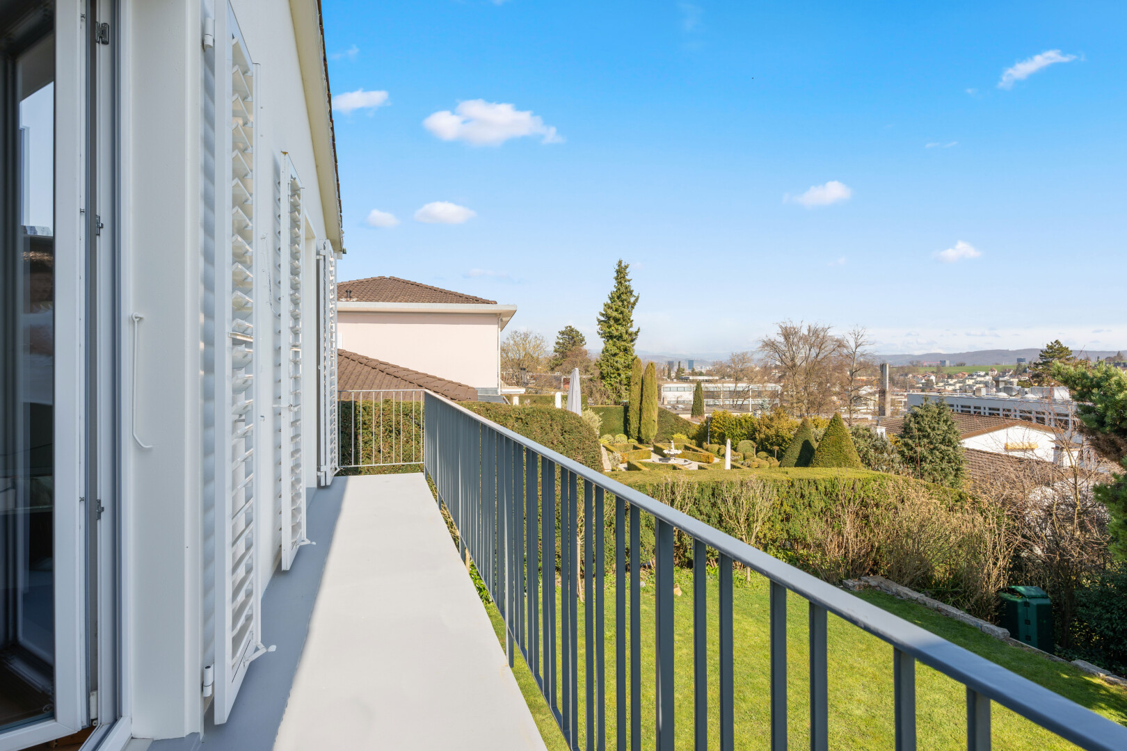 balkon mit balkon, from property, und day time