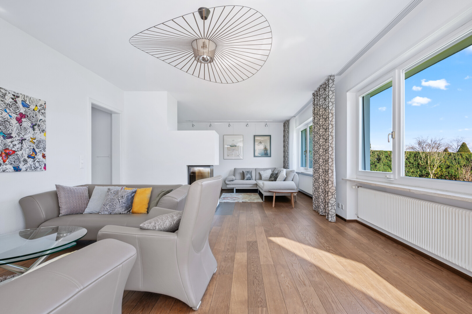 wohnzimmer mit holzfußboden, wood finish floor, kühler, inside property, und gipskartonwand