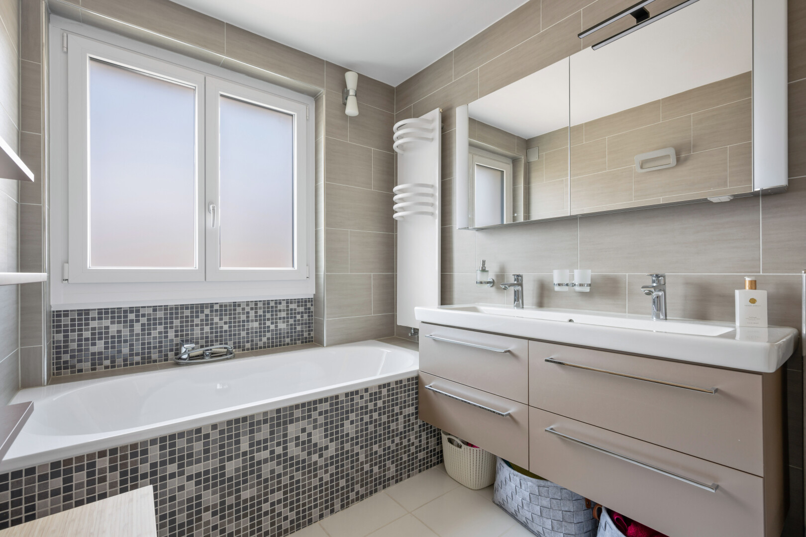 bad mit doppelwaschtisch, komplettes badezimmer, spiegel, natürliches licht, und natural light