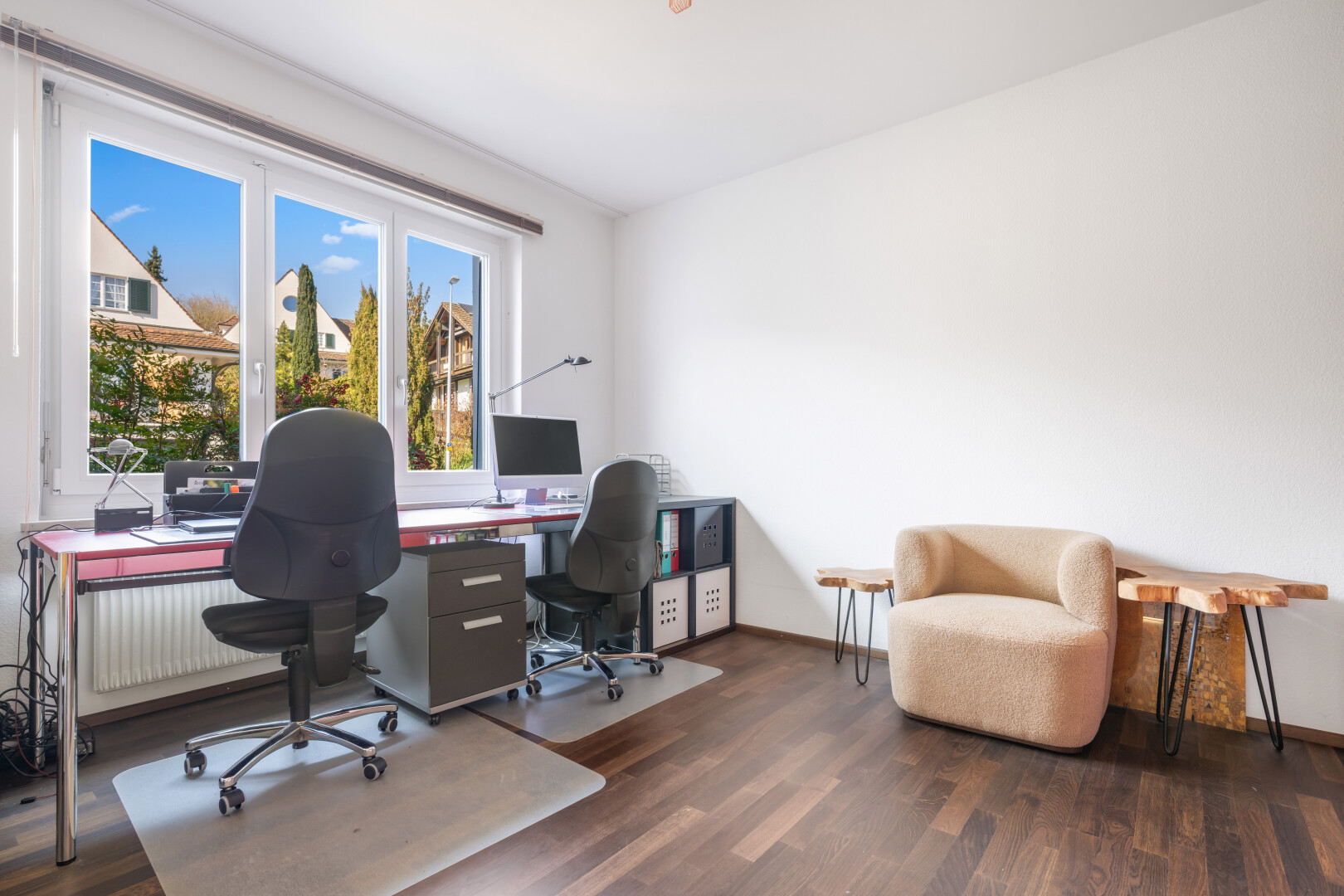 büro mit natural light, natürliches licht, wood finish floor, holzfußboden, und drywall