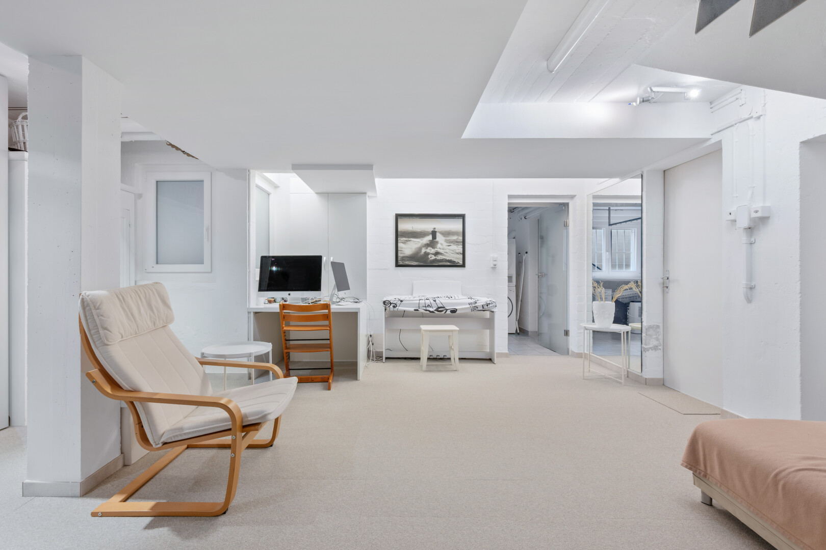 wohnzimmer mit inside property, teppich, carpet, fernseher, und gipskartonwand