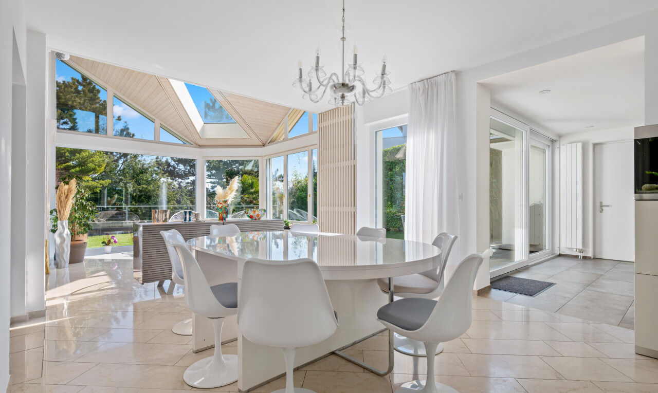salle à manger avec day time, inside property, lustre remarquable, natural light, et lumière naturelle