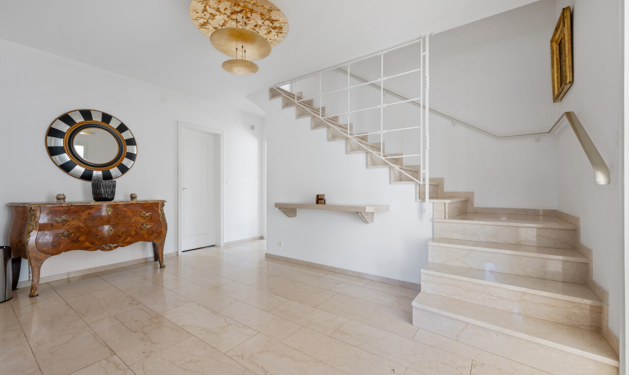 treppe mit treppen, gipskartonwand, drywall, und inside property