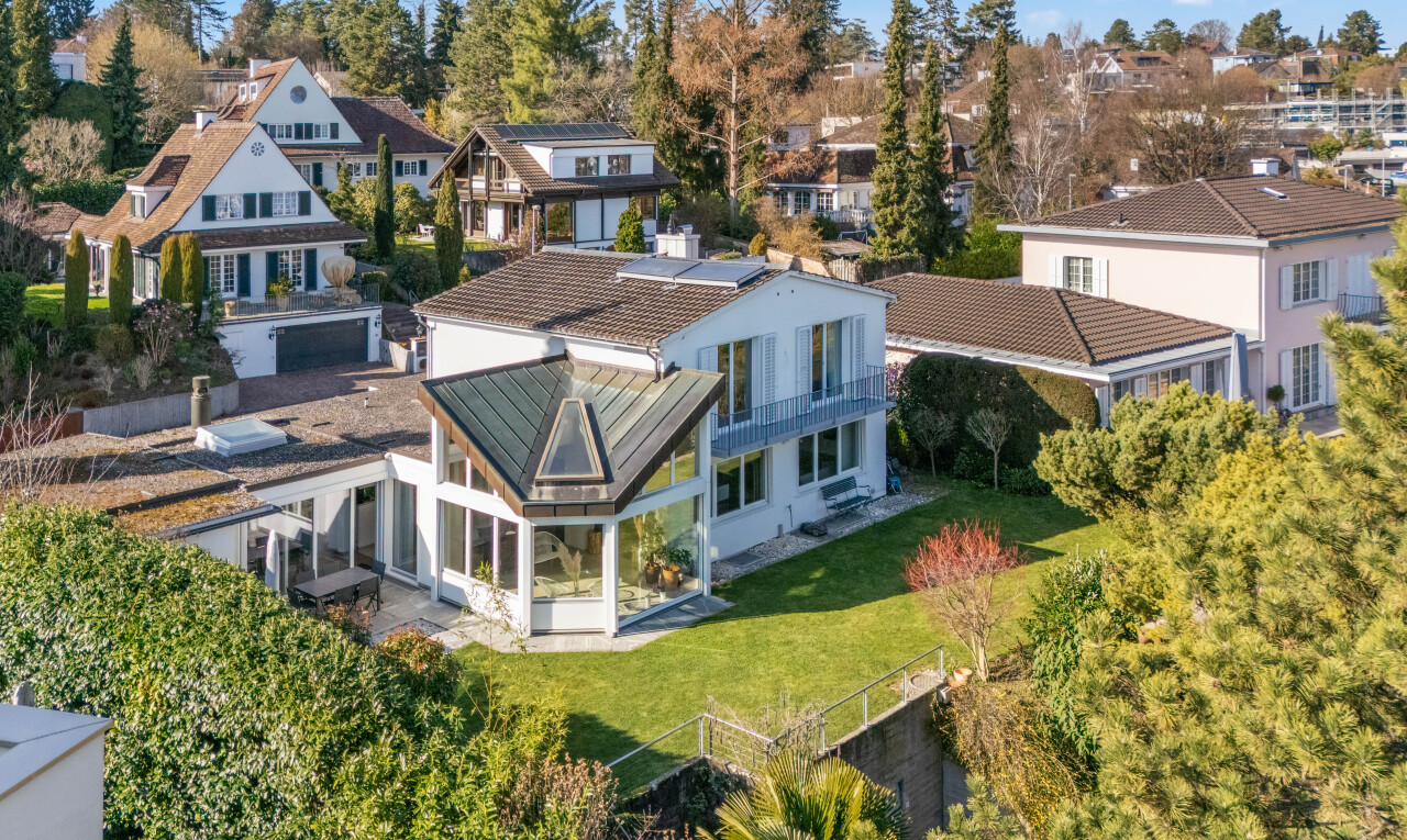 außenansicht mit wintergarten, day time, solaranlage, rasen, und zaun