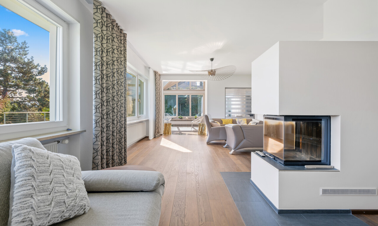 wohnzimmer mit drywall, gipskartonwand, inside property, wood finish floor, und holzfußboden