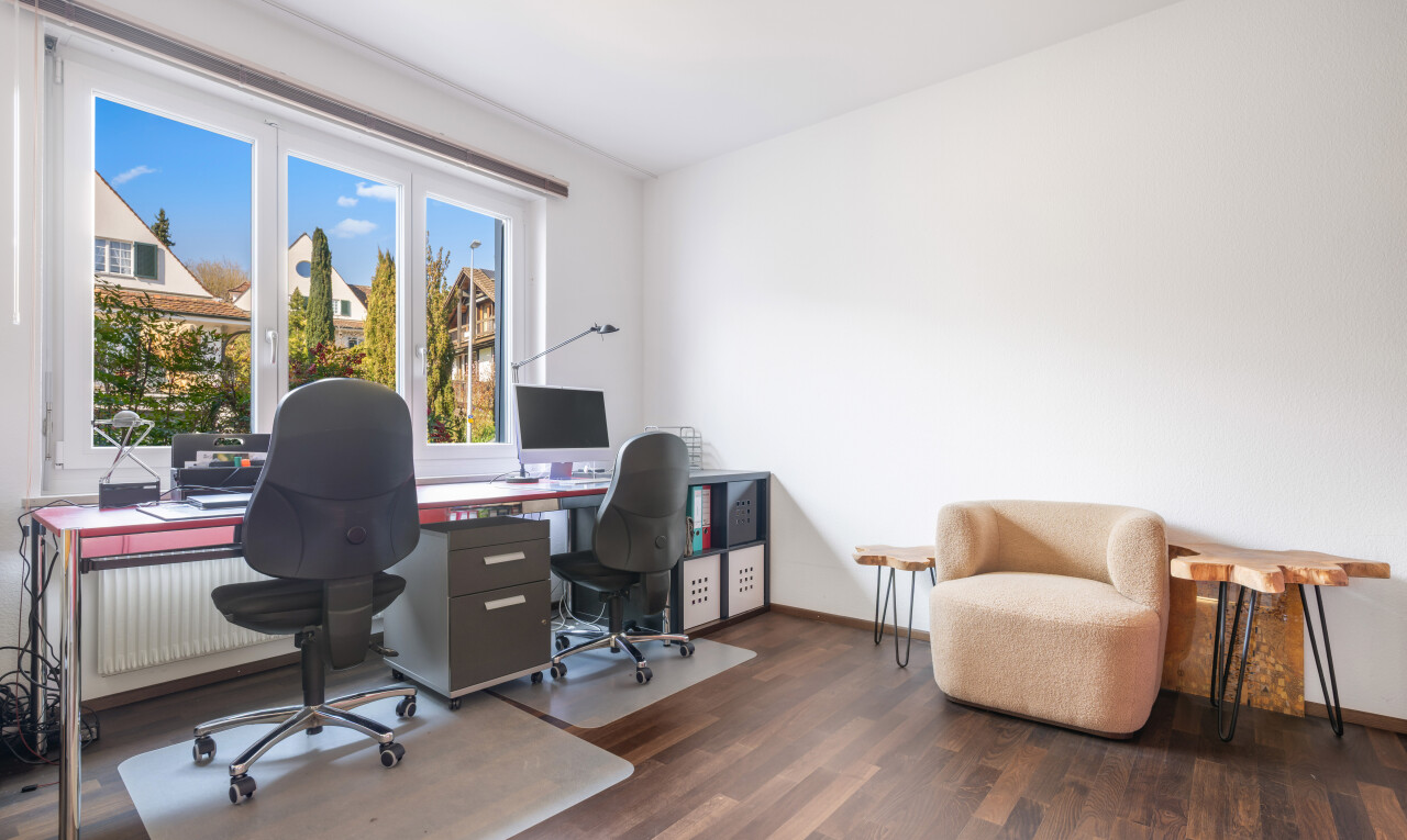 bureau avec natural light, lumière naturelle, wood finish floor, sol en finition bois, et drywall