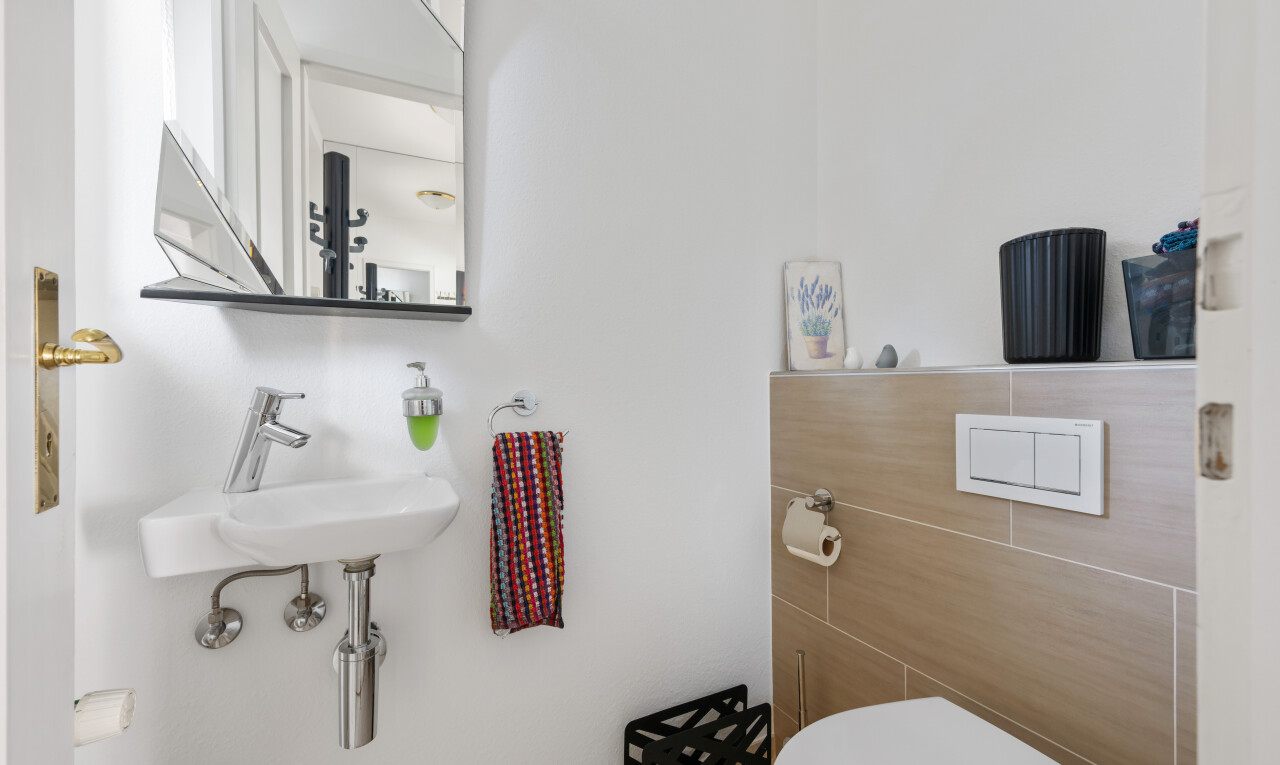 bad mit spiegel, gäste-wc, inside property, gipskartonwand, und drywall