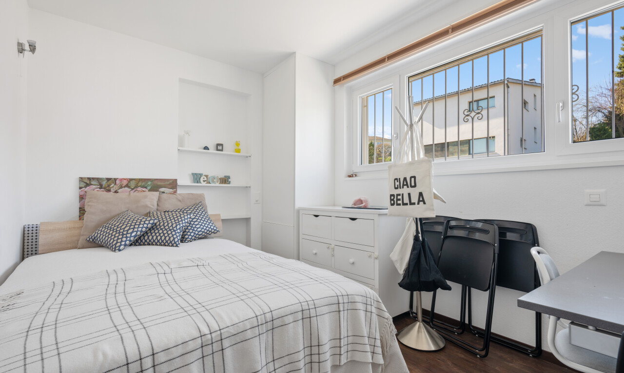 zimmer / schlafzimmer mit inside property, wood finish floor, holzfußboden, drywall, und gipskartonwand