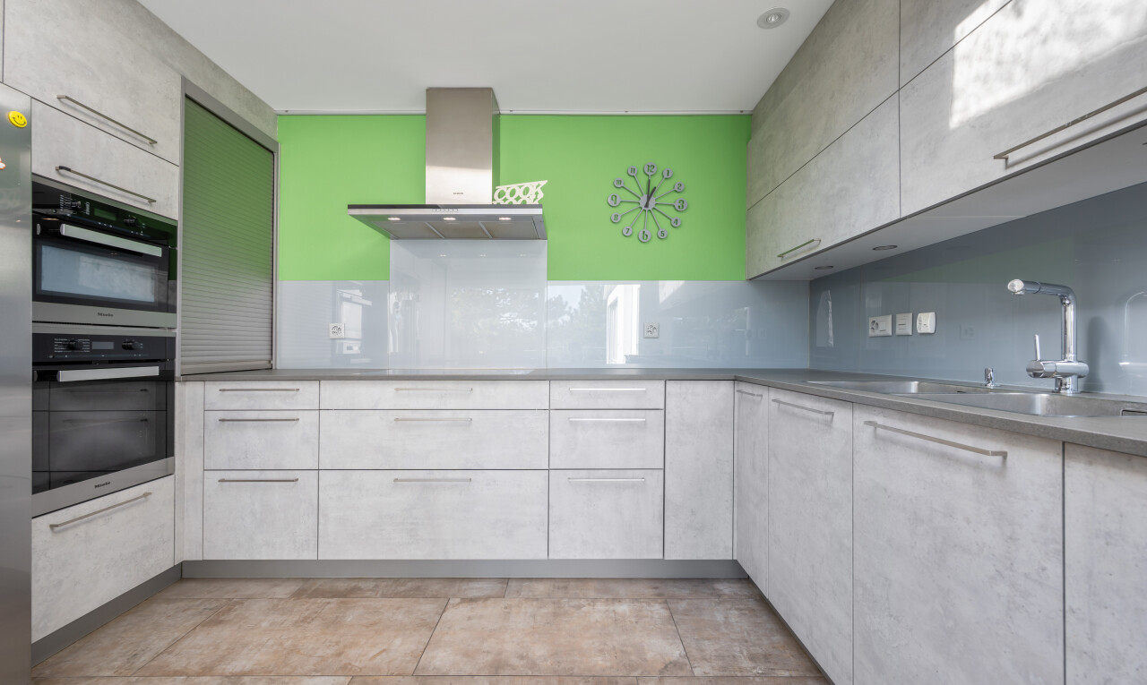 küche mit dunstabzugshaube, light floor, doppel backofen, inside property, und küchenrückwand beim herd