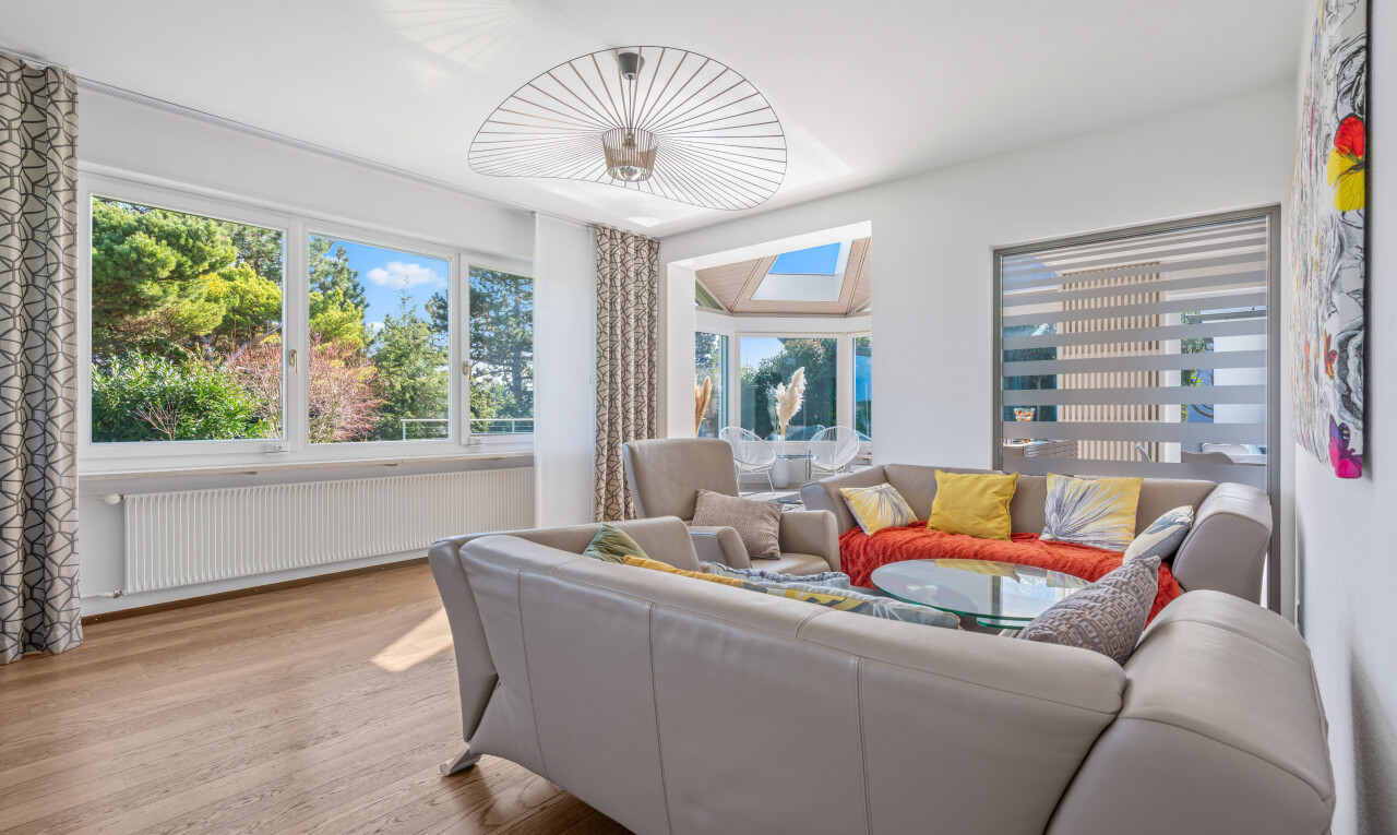 salon avec day time, sol en finition bois, wood finish floor, radiateur, et cloison sèche