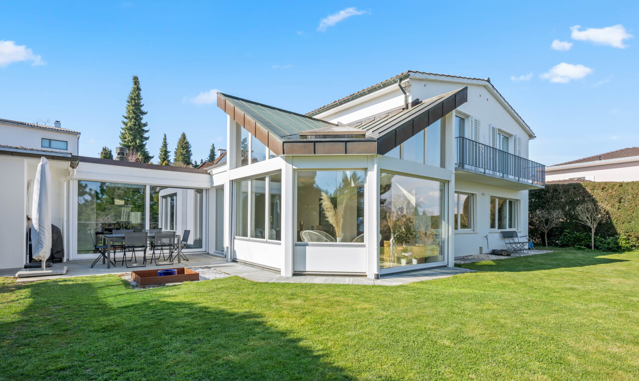 außenansicht mit glasverkleidung, wintergarten, rasen, from property, und day time