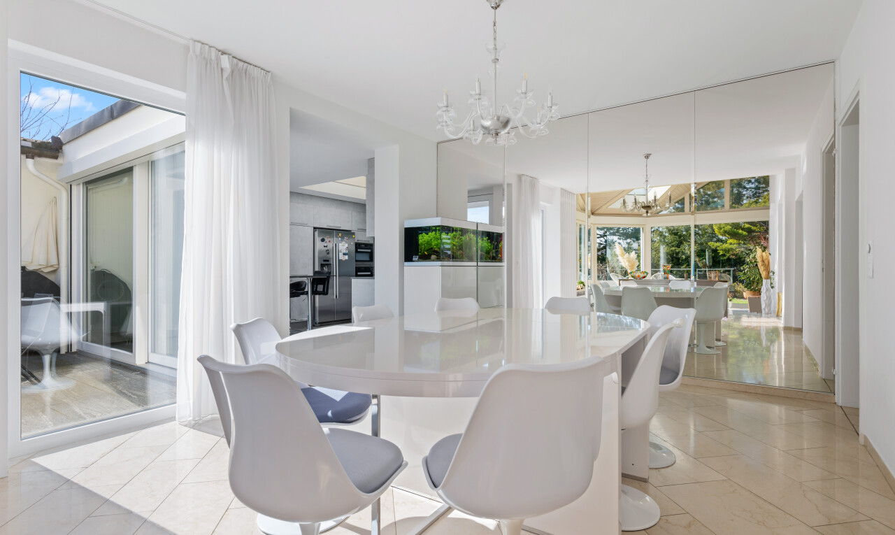 esszimmer mit bemerkenswerter kronleuchter, inside property, natürliches licht, natural light, und gipskartonwand