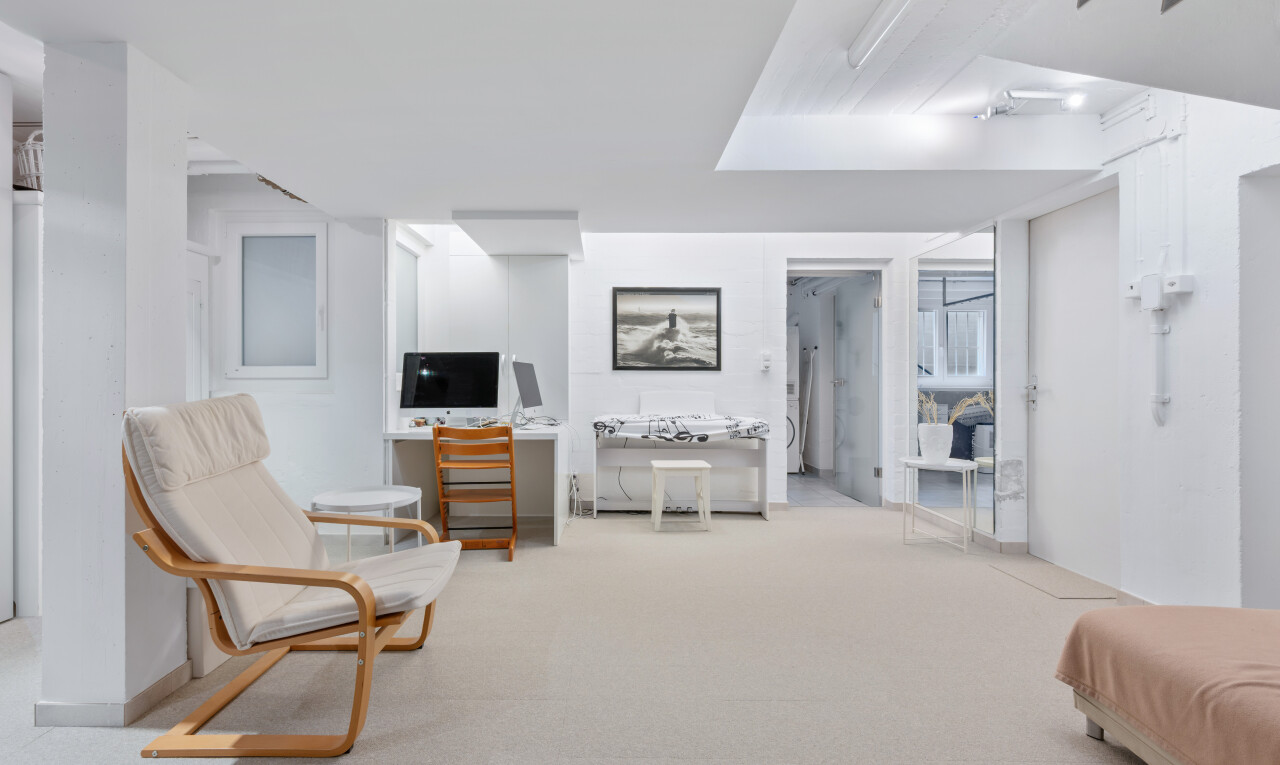 wohnzimmer mit inside property, teppich, carpet, fernseher, und gipskartonwand