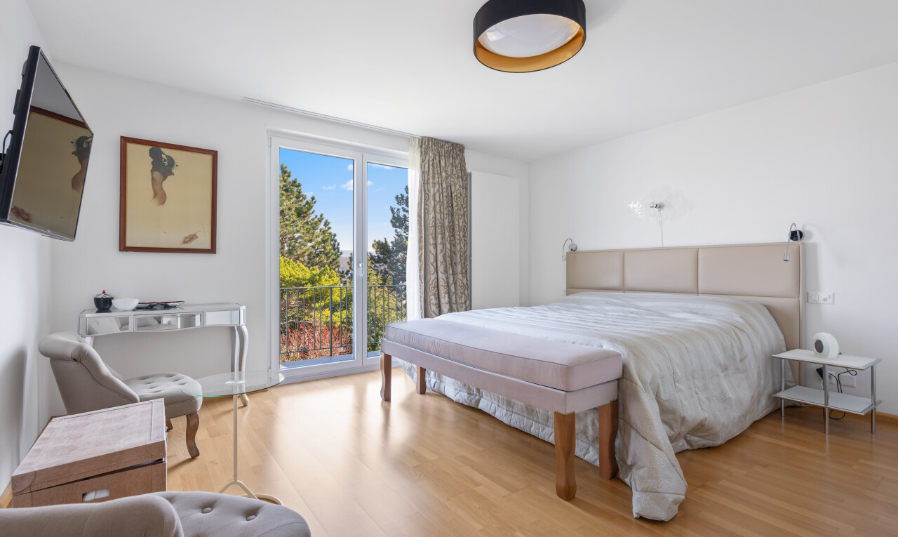 zimmer / schlafzimmer mit day time, fernseher, holzfußboden, wood finish floor, und natürliches licht