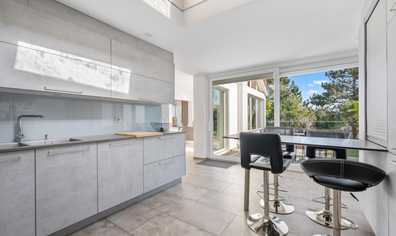 küche mit natürliches licht, natural light, inside community, day time, und light floor