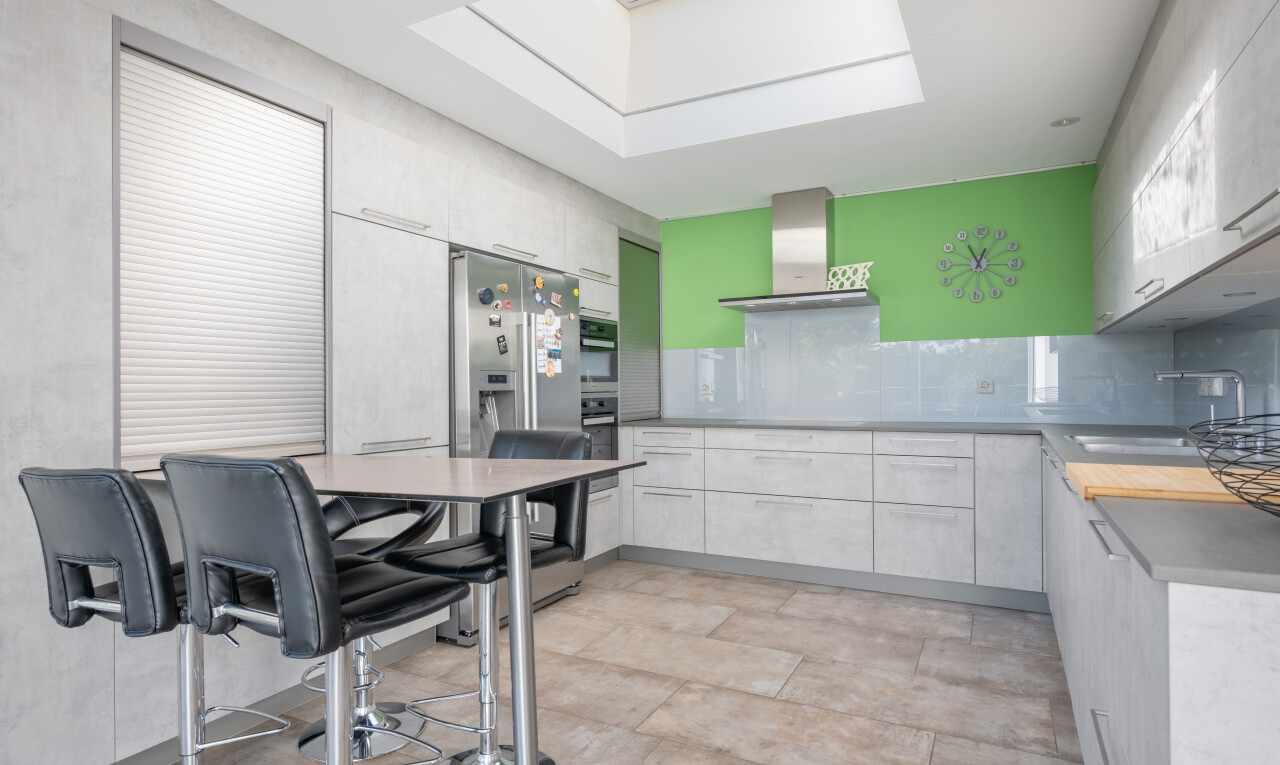 küche mit dunstabzugshaube, küchenrückwand beim Herd, dachfenster, inside community, und waschbecken