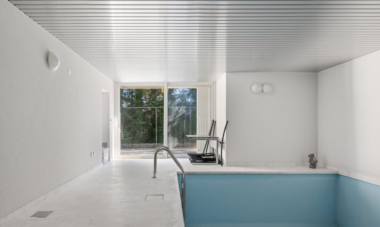 piscine avec rampe et inside property