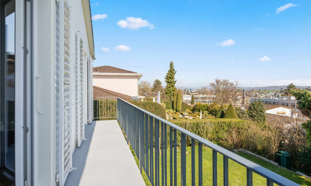 balkon mit balkon, from property, und day time