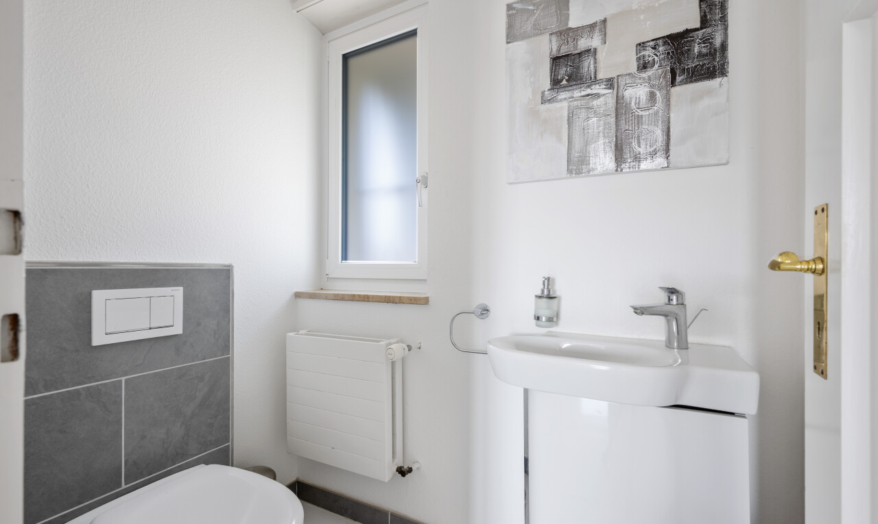 salle de bains avec radiateur, inside property, toilette, cloison sèche, et drywall