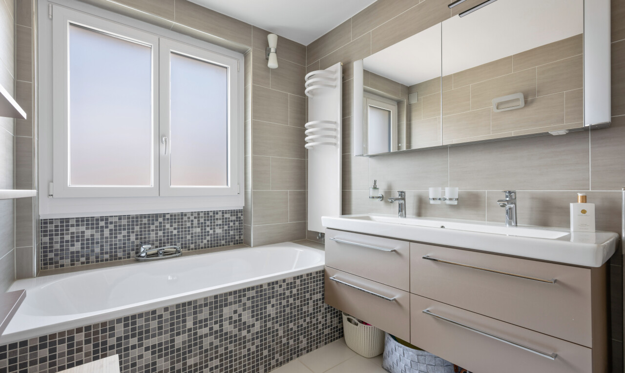 salle de bains avec double vasque, salle de bain complète, miroir, lumière naturelle, et natural light