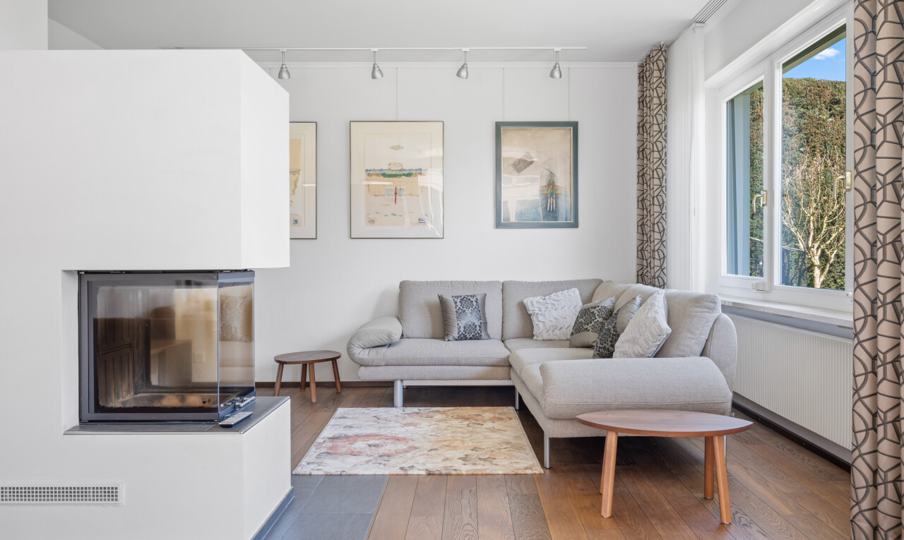 wohnzimmer mit inside property, deckenbeleuchtung, track lighting, holzfußboden, und wood finish floor