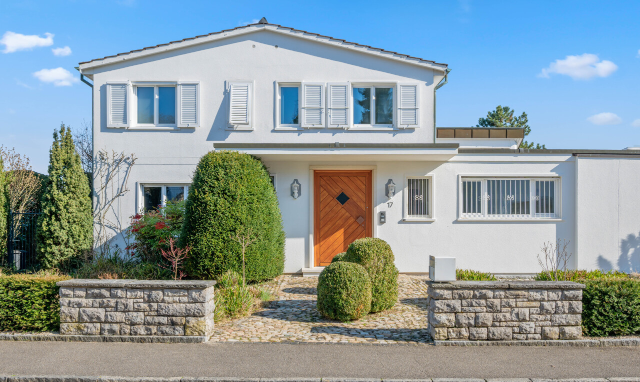 außenansicht mit property visible, stuckverkleidung, und day time