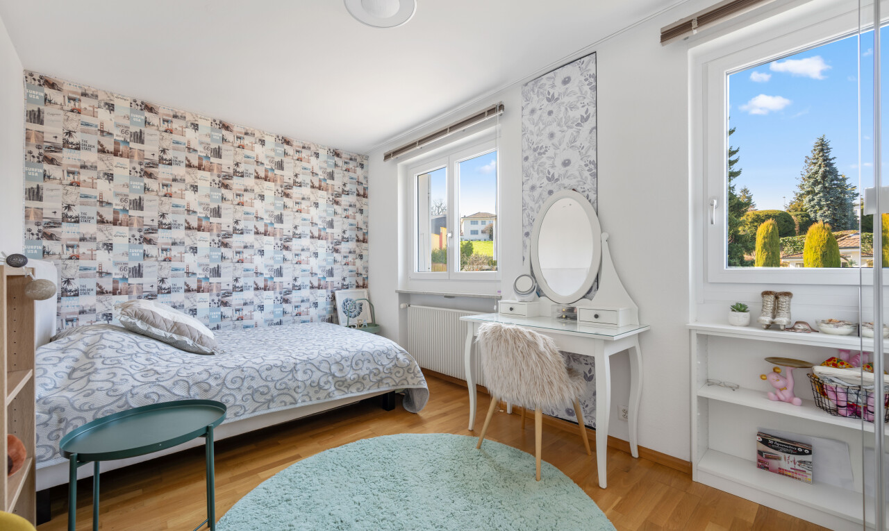 zimmer / schlafzimmer mit holzfußboden, wood finish floor, day time, inside property, und gipskartonwand