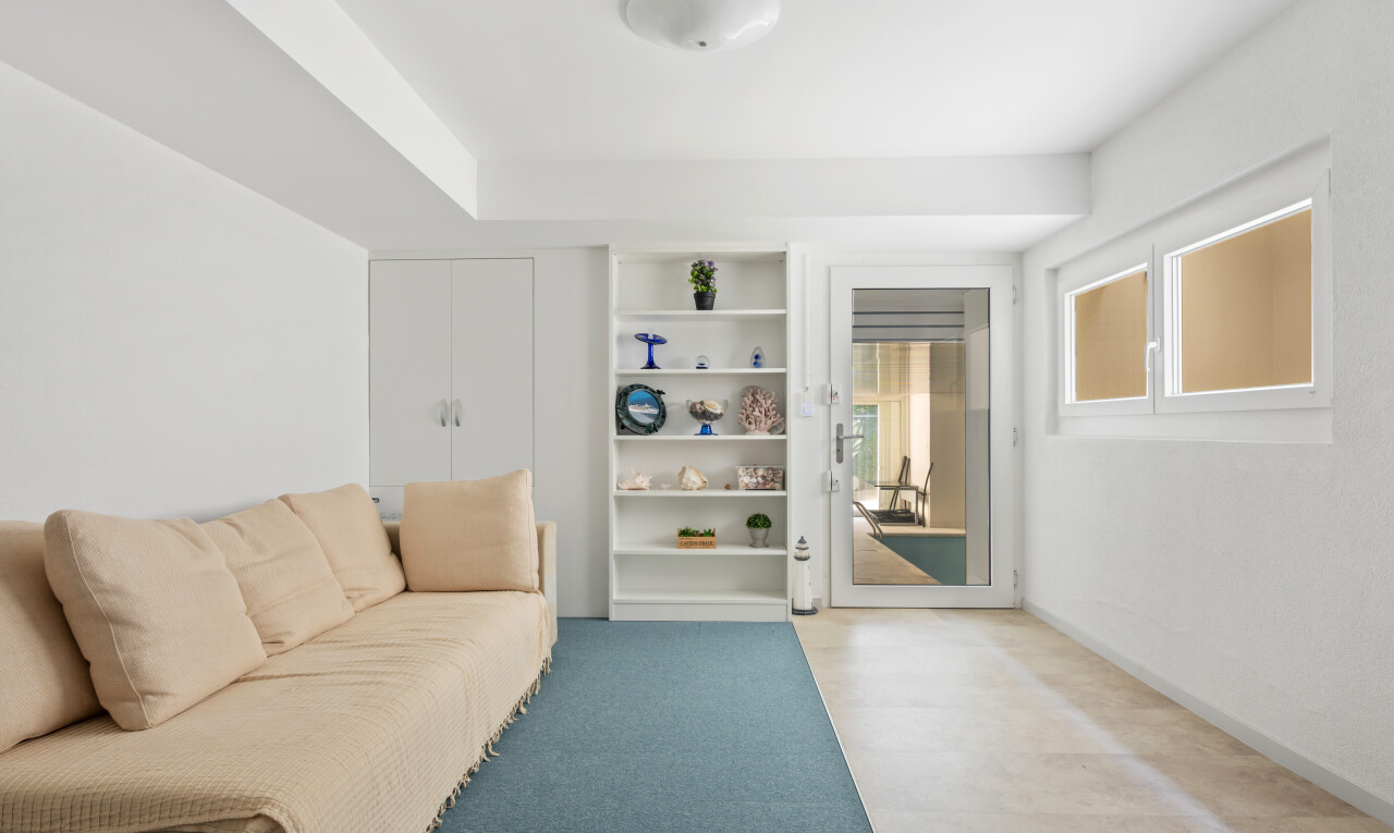 wohnzimmer mit drywall, gipskartonwand, inside property, natural light, und natürliches licht