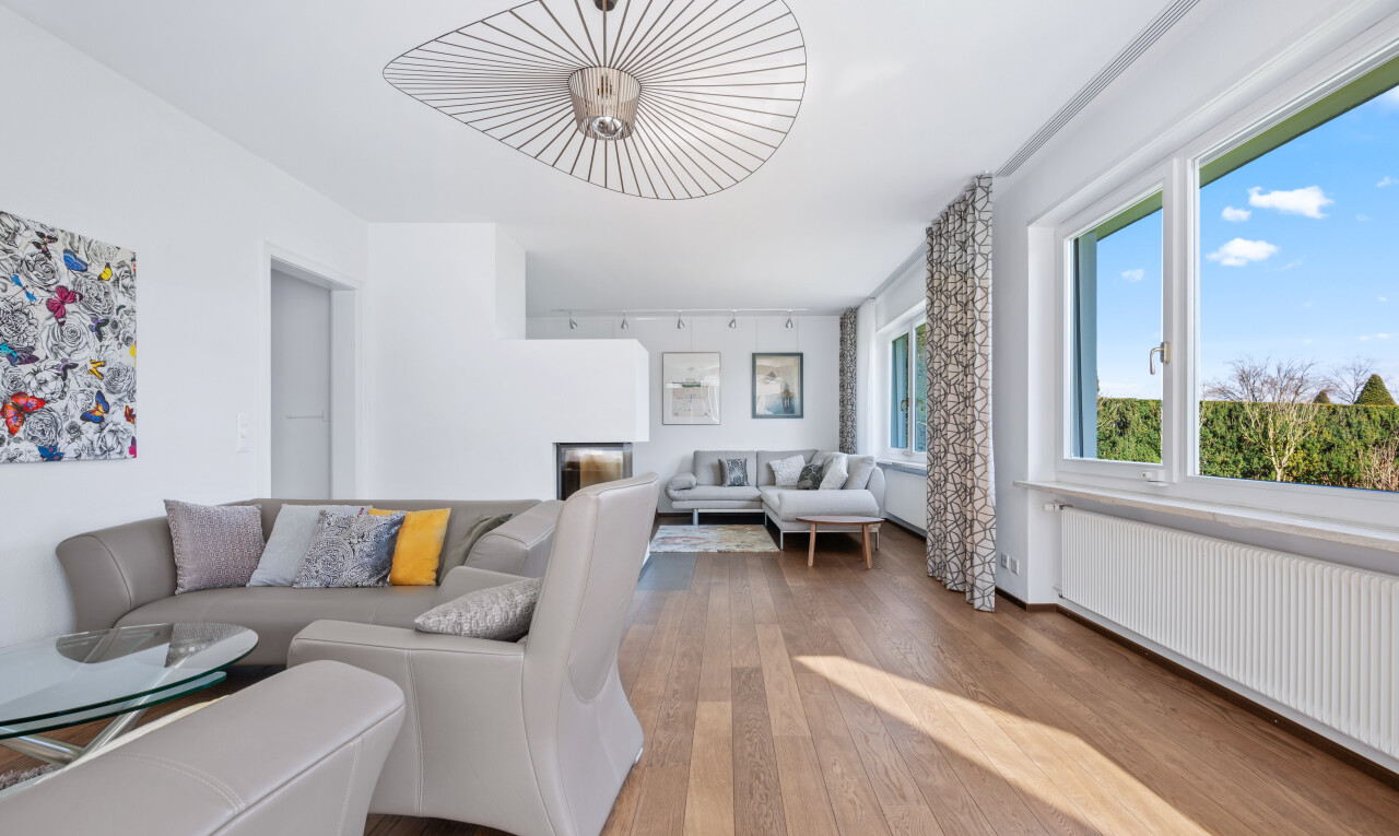 salon avec sol en finition bois, wood finish floor, radiateur, inside property, et cloison sèche
